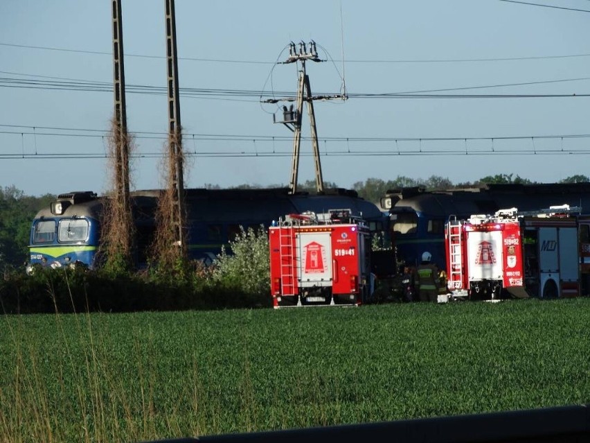 Wypadek na przejeździe kolejowym w Wojnowicach. Auto wjechało pod pociąg. Jedna osoba została ranna