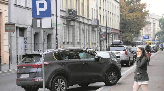Propozycja zmian w strefie parkowania jest taka, by dla mieszkańców abonament za 10 zł miesięcznie był tylko na pierwsze aut