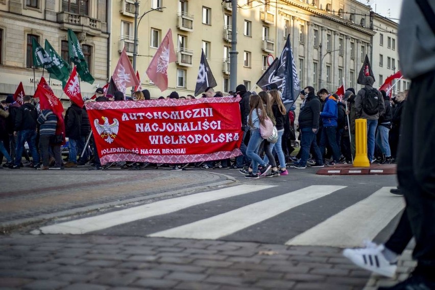 Kilkaset osób wzięło udział w Marszu Zwycięstwa, który w...