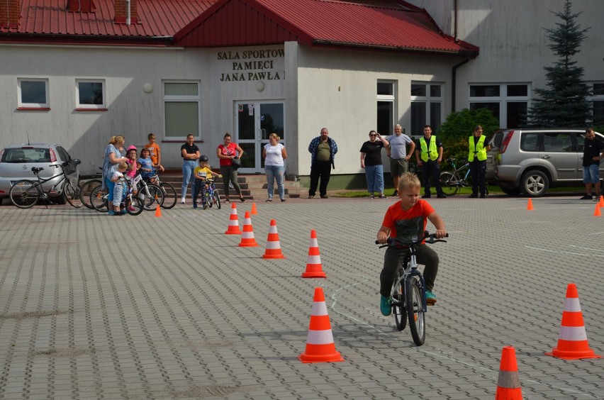 W Chynowie dzieci uczyły się bezpiecznej jazdy i pojechały na rajd rowerowy pod okiem policjantów