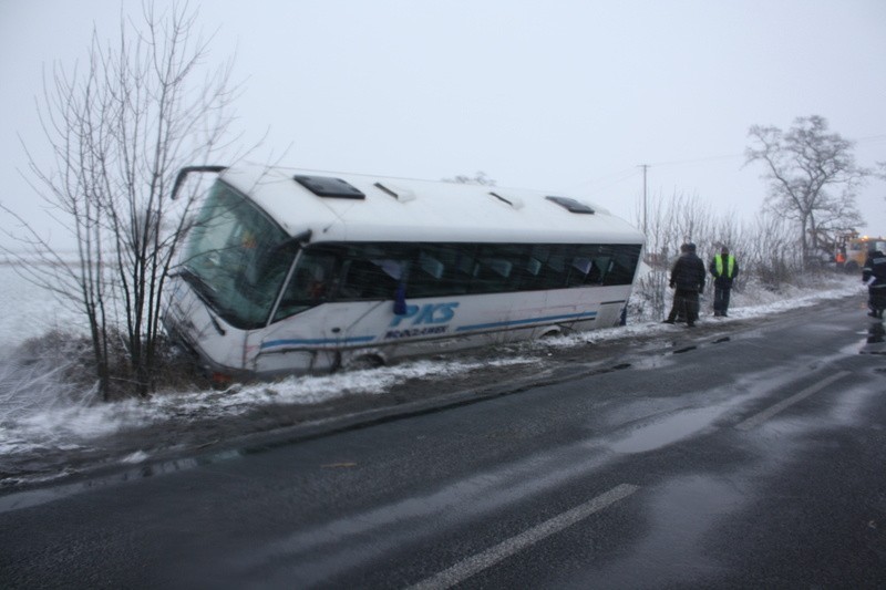 Wólka. Autobus wpadł do rowu (więcej informacji)