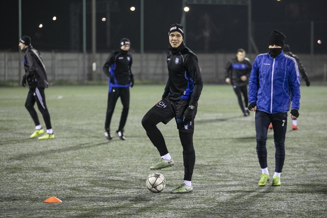 Piłkarze Zawiszy Bydgoszcz rozpoczęli przygotowania do rundy wiosennej. W pierwszych zajęciach wzięło udział około 30 zawodników. Trenerowi Przemysławowi Dachterze w zajęciach pomagał Sławomir Bigalke, który został jego asystentem. Przypomnijmy, że początek rundy rewanżowej IV ligi zaplanowany jest 14 marca. Tydzień wcześniej mecze 1/8 finału Regionalnego Pucharu Polski.Na kolejnych stronach zdjęcia z pierwszego treningu niebiesko-czarnych 