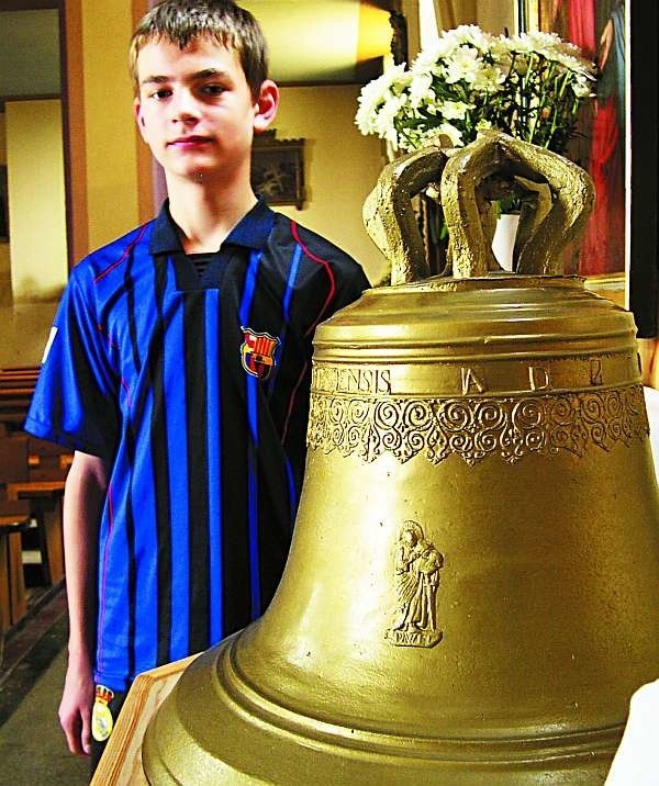Marek Pasztetnik z dumą prezentuje zabytkowy dzwon, który nie wzywa już wiernych na mszę św., ale jest ozdobą kościoła.