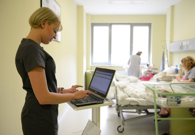 Szpital Miejski w Zabrzu wszedł w erę komputeryzacji. Lekarze wyposażeni są teraz w laptopy i tablety.