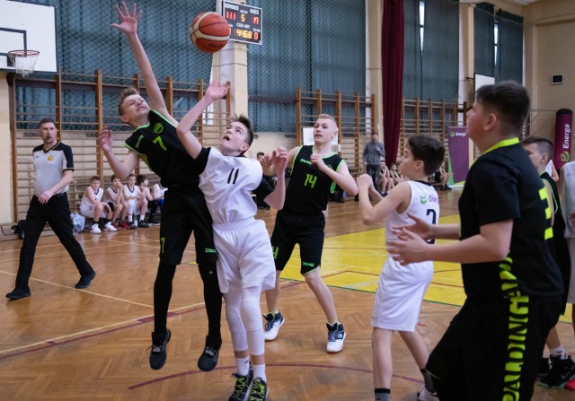 W ramach zmagań ligi województwa pomorskiego U 13, w niedzielne przedpołudnie w hali sportowej przy ulicy Zaborowskiej w Słupsku, zawodnicy Energa Frages rozgromili drużynę UKS JAR Elbląg. Od pierwszych minut było wiadomo, że to słupszczanie rządzą na parkiecie. Pod okiem Trenera Przemysława Słapika, z minuty na minutę zwiększali prowadzenie, ostatecznie osiągając wynik 180:43. Kolejne wysokie zwycięstwo tej drużyny przypieczętowało pierwsze miejsce w tabeli ligi województwa pomorskiego piłki koszykowej chłopców w roczniku 2007.Dla słupskiej drużyny punkty zdobyli: Michał Kozioł 31, Nikodem Oleksy 27, Kajetan Kosicki 24, Oliwier Grad 23, Filip Kubiś 20, Jakub Powroźnik 16, Maksym Strzałkowski 13, Nikodem Huk 8, Dominik Lis 6, Jacek Graużenis 4, Alex Jursza 4, Julian Wincza 4.