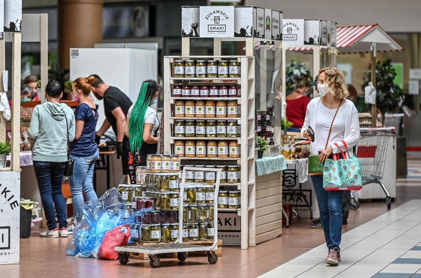 Klienci centrów handlowych mają obowiązek zakrywania ust...