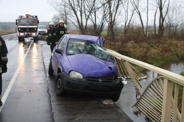 Ledziny-Chrząstowice: Kierowca opla corsy uderzyl bariere mostu. Na szczeście nikomu nic sie nie stalo.