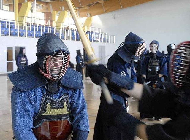 Na sali gimnastycznej w gimnazjum w Debnicy Kaszubskiej trenują najlepsi zawodnicy i zawodniczki kendo w klasie mlodziezowej w kraju. (Fot. Krzysztof Tomasik)