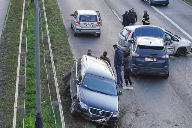 W niedzielę doszło do wypadku z udziałem trzech samochodów osobowych na ulicy Niestachowskiej w Poznaniu. Kolejne zdjęcie -->