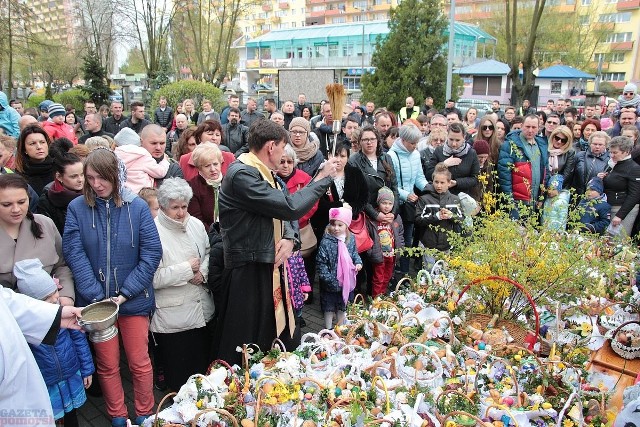 W Wielką Sobotę przed kościołem pw. Św. Stanisława we Włocławku oprócz wiernych pojawili się też motocykliści z klubu ATH. Poświęcenia pokarmów dokonał ks. Maciej Jasiński.