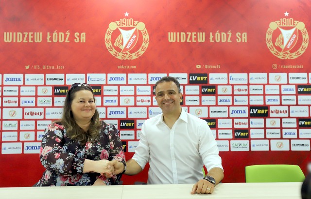 Prezes Martyna Pajączek przedstawia nowego trenera drużyny, którym został Enkeleid Dobi
