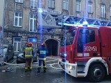 Nocny pożar na ul. Lipowej  w Łodzi. Płonęło poddasze, ewakuowano mieszkańców ZDJĘCIA