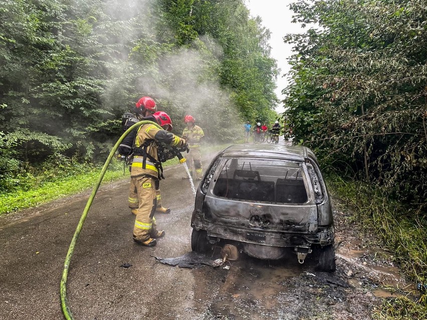 Pożar samochodu osobowego na drodze Bobry - Miechowo [ZDJĘCIA]