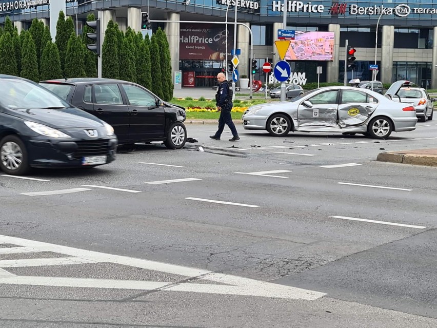 Wypadek na rondzie koło Galerii Rzeszów. Zderzyły się dwa samochody [ZDJĘCIA]