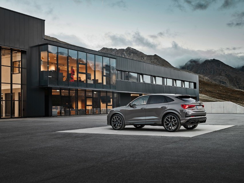 Audi RS Q3 dostępne jest z pięciocylindrowym silnikiem 2,5...