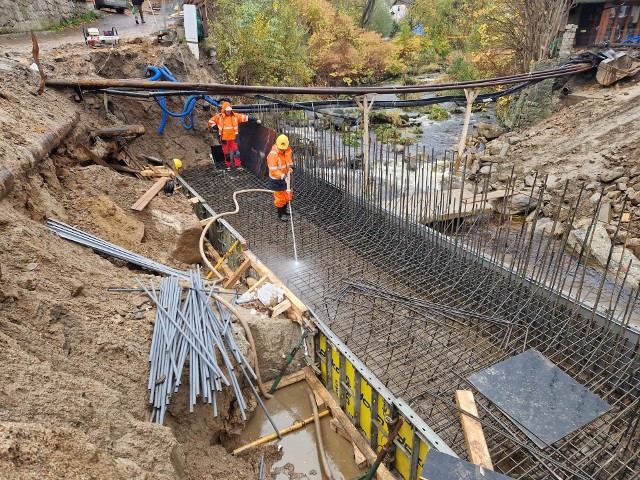 Przebudowa mostu na rzece Kamienna w Szklarskiej Porębie jest najtrudniejszym etapem remontu ulicy 1 Maja