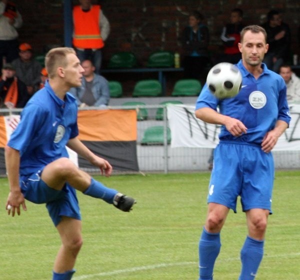 Łukasz Damrat (z lewej) zdobył pierwszą bramkę dla Ruchu. Tomasz Drąg natomiast dobrze dyrygował defensywą naszej drużyny.