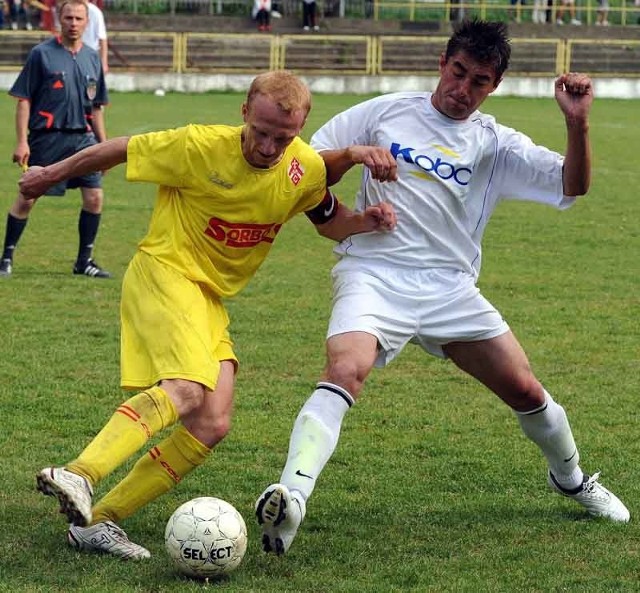 Pilkarze Sokola Nisko (biale stroje) w Przemyślu okazali sie lepsi od Czuwaju i wygrali 0-1.