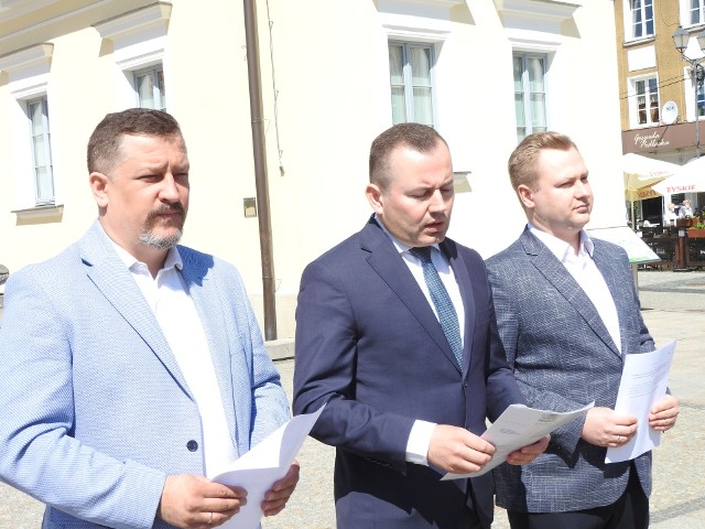 Radni PiS Paweł Myszkowski i Henryk Dębowski oraz Marcin Zabłudowski ze Stowarzyszenia Dla Polski Adama Andruszkiewicza podczas konferencji prasowej na Rynku Kościuszki w sprawie prijektu stanowiska  Rady Miasta Białystok do marszałka Senatu