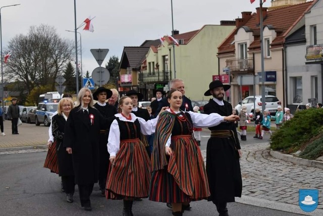 Święto Niepodległości w Kłobucku. Zatańczyli poloneza na ulicach miasta