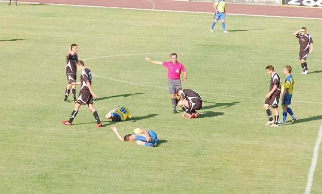 Piłkarze obu drużyn przez cały mecz nie oszczędzali przeciwników. Sędzie pokazał cztery żółte kartki. Na murawie leżą Sebastian Ogonek i Michał Kogut.