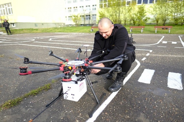 Do służby w Straży Miejskiej trafiło urządzenie pomiarowe z dronem i mobilne laboratorium. Będą one wspomagać służby w zwalczaniu trucicieli w Toruniu. Ćwierć miliona zł kosztowało wyposażenie Straży Miejskiej w najnowocześniejsze urządzenia do wykrywania źródła zanieczyszczeń powietrza.W trwającym sezonie grzewczym, od początku września, Straż Miejska zajęła się ok. 100 zgłoszeniami, dotyczącymi spalania odpadów. Tylko w 4 przypadkach municypalni potwierdzili wątpliwości mieszkańców.Zobacz też:Śmierć na drodze w regionie