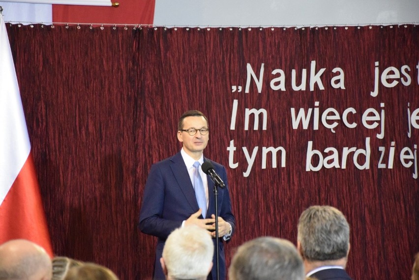 Premier Mateusz Morawiecki odwiedził gminę Krzeszowice. Był na otwarciu rozbudowanej szkoły w Woli Filipowskiej [ZDJĘCIA]