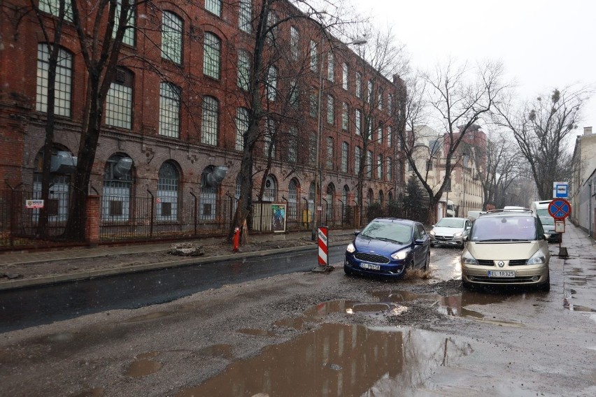 W poniedziałek kolejny etap remontu ul. Struga. Ulica jest przejezdna, ale w złym stanie ZDJĘCIA