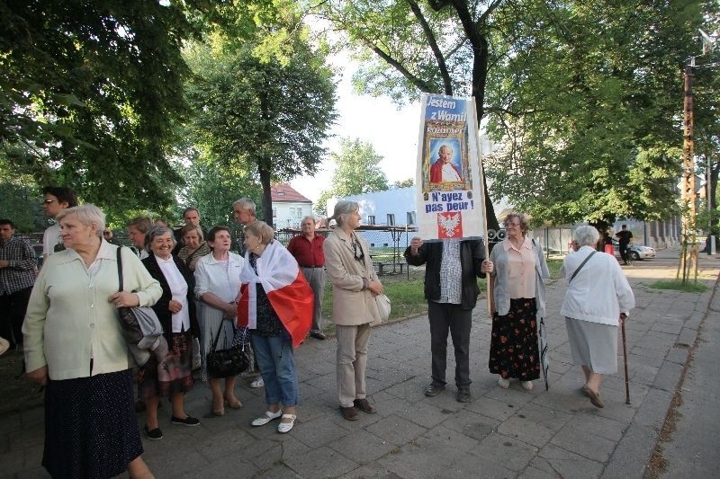 Piekło w Pinokiu: pikiety, modlitwy i wrzaski. Policja na miejscu. "Golgota Picnic" prowokuje 