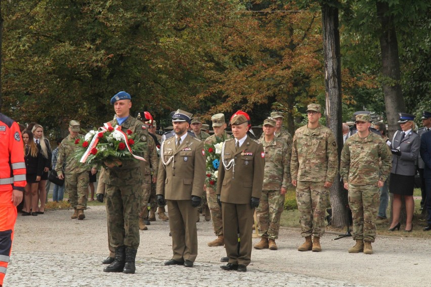 W Kielcach pod pomnikiem Homo Homini wspominano ofiary zamachu z 11 września 2001 roku