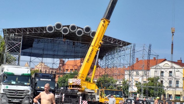 Roboty składania ogromnej sceny w Chełmnie trwają. Ma ona być gotowa na niedzielne występy muzycznych gwiazd, m.in. Blue Cafe, Weekend, Cleo czy Urszuli