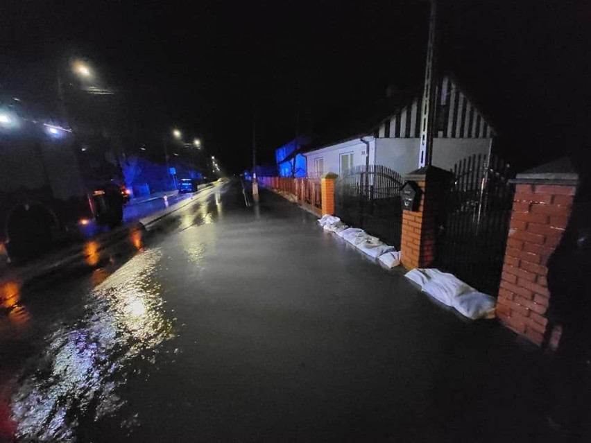 Wieczorna ulewa w regionie świętokrzyskim. Strażacy kilka razy pompowali wodę