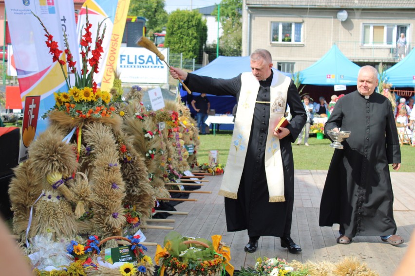 Księża z rzozowskiej parafii poświęcili wieńce dożynkowe