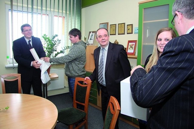 Lekarze weterynarii spotkali się z litewską młodzieżą, która studiuje w WSA. Spotkanie zorganizował Roman Engler (na zdj. w środku), rektor uczelni.