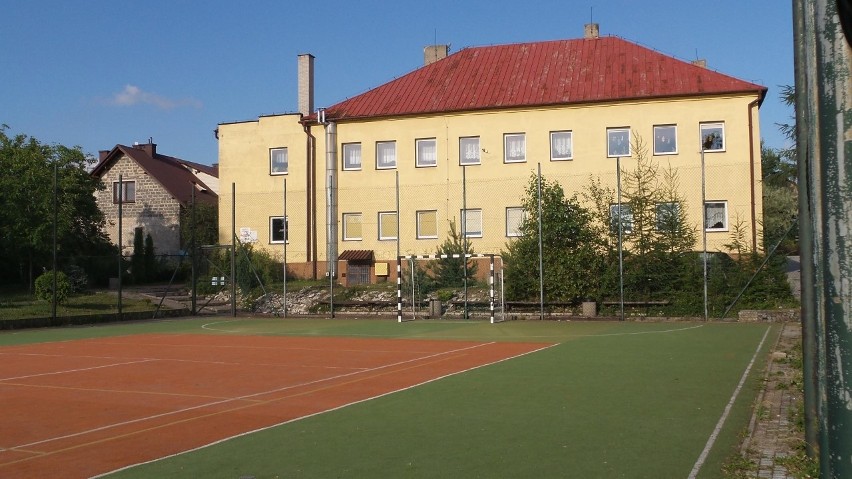 Olkusz. Zamknęli boisko na kłódkę