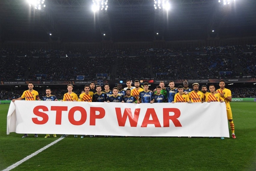 Piłkarze Napoli i Barcelony stanęli do transparentu: Stop War. UEFA nie pokazała tego w telewizji