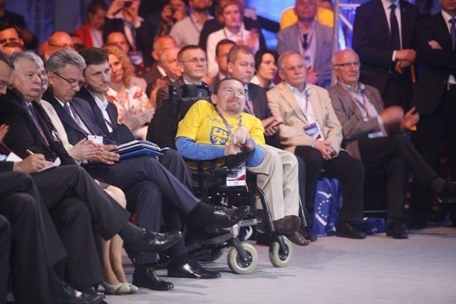 Marek Plura pojawił się na Konwencji PO w żółtej koszulce