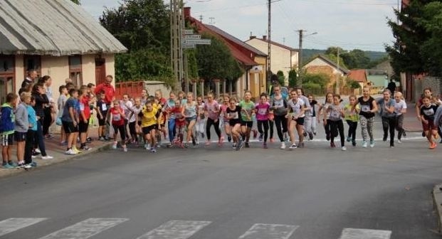 W „Biegu ulicami miasta”  w Małogoszczu wzięło udział ponad 170 zawodników. Na zdjęciu bieg młodszej grupy zawodników. Małogoszcz