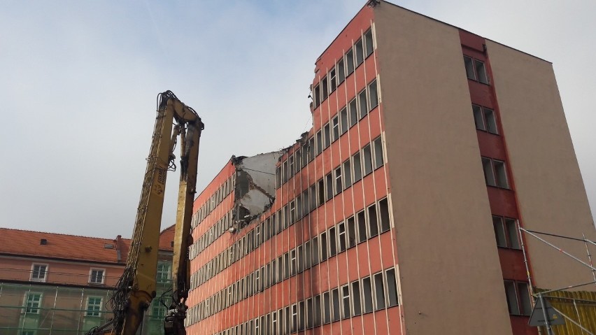 Trwa wyburzanie biurowców w centrum Wrocławia. W miejscu...