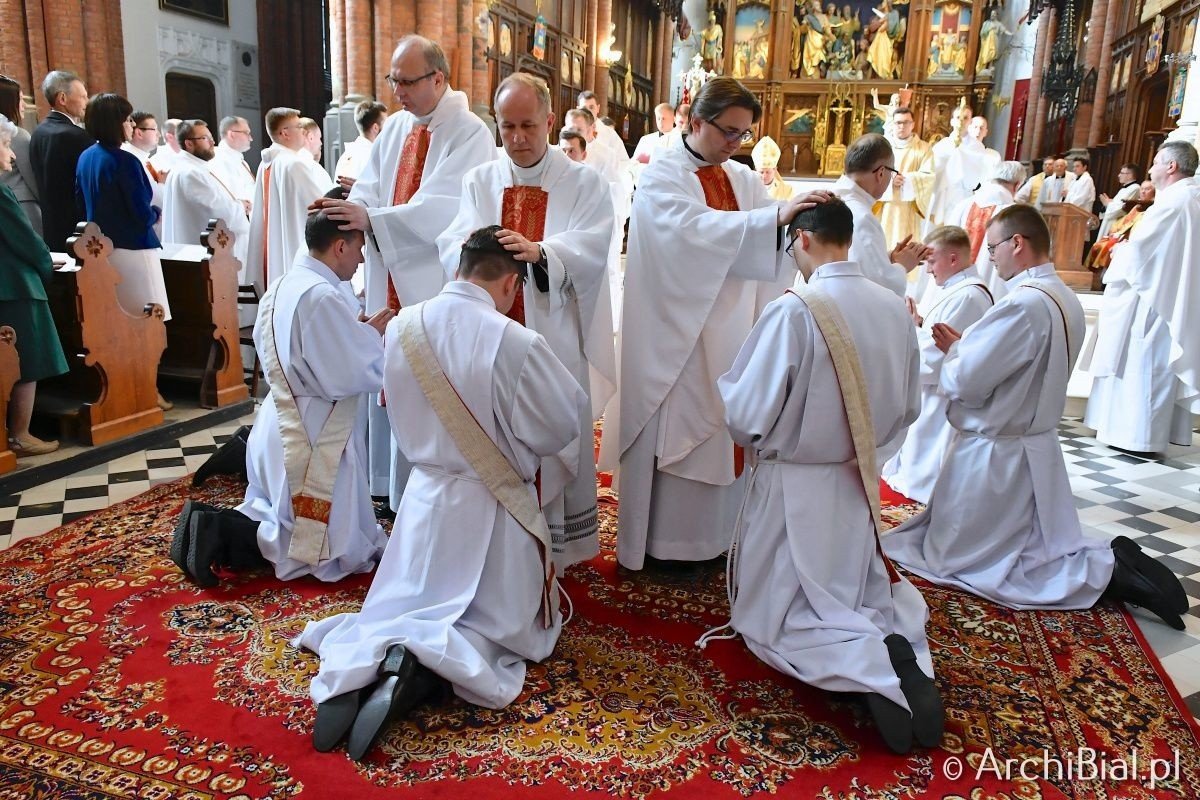 Świecenia kapłańskie w Archikatedrze Białostockiej przyjęli: Dominik Budzicki, Michał Lewkowski, Adam Mariański, Mariusz Okułowicz, Tobiasz Stasiński, Piotr Szmigielski oraz Mateusz Trochim