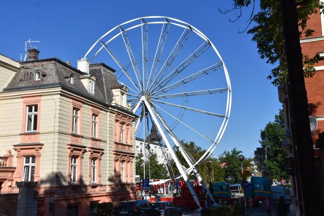 Lunapark w Zielonej Górze rozkłada się na placu Bohaterów oraz przed Centrum Biznesu