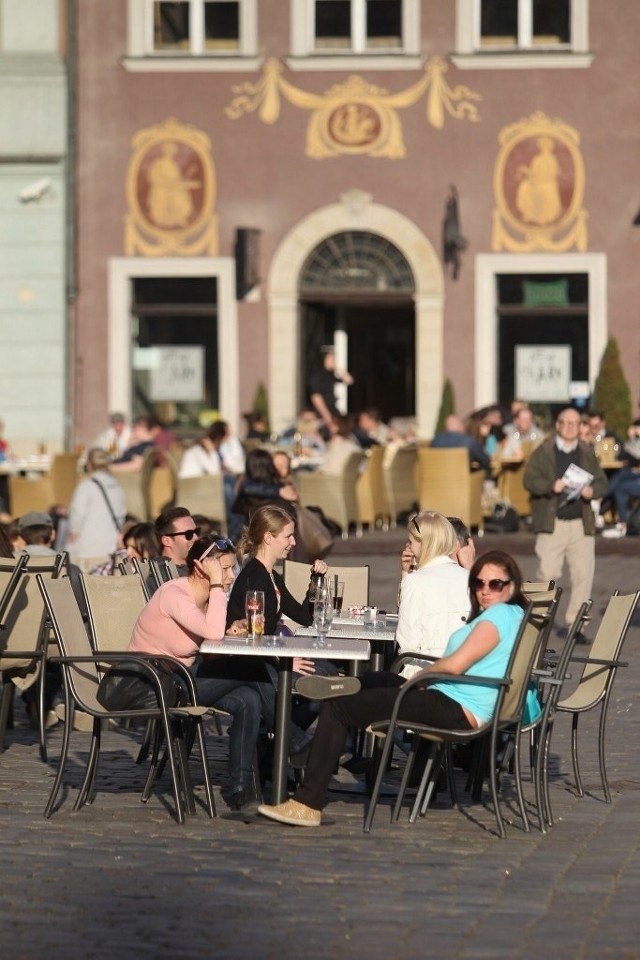 Pełne ogródki piwne na Starym Rynku w Poznaniu