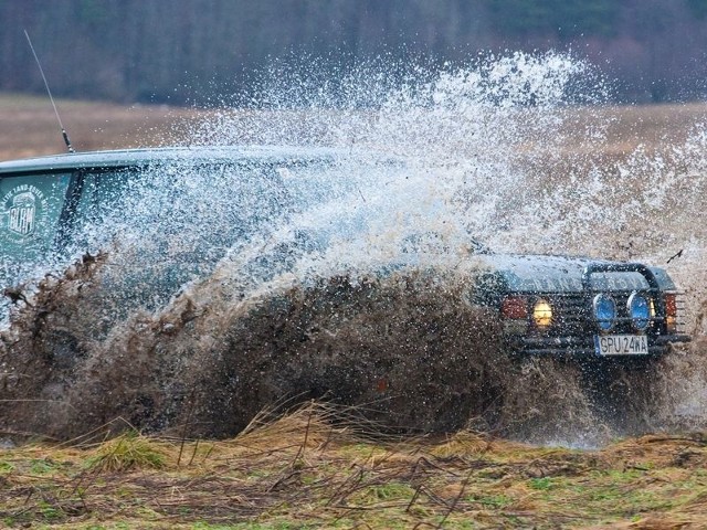 Najbardziej widowiskowym elementem weekendowego zlotu miłośników terenówek była zimowa przeprawa po plaży. 