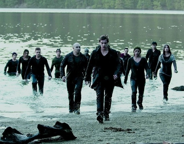 Armia nowo narodzonych wampirów szykuje się do walki z rodziną Cullenów