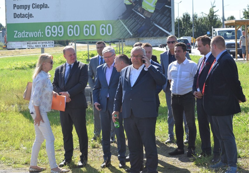 Umowa na obwodnicę Oświęcimia z polityką w tle. Na konferencji niespodziewanie zjawili się samorządowcy miasta, gminy i powiatu [ZDJĘCIA]