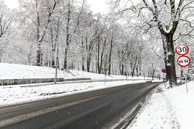 “Akcja zima” w Sandomierzu rozpoczęła się w czwartek  o godzinie  4.20. Na ulice miasta wyruszyli pracownicy Przedsiębiorstwo Gospodarki Komunalnej i Mieszkaniowej w Sandomierzu.