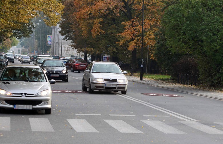 Na ul. Jaracza zamontują progi wyspowe oraz separatory ruchu [ZDJĘCIA]