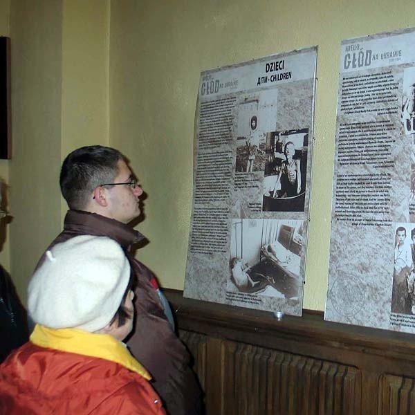 Uczestnicy przemyskich uroczystości byli wstrząśnięci zdjęciami z okresu Wielkiego Głodu, przygotowanymi na wystawę przez krakowski oddział Instytutu Pamięci Narodowej.