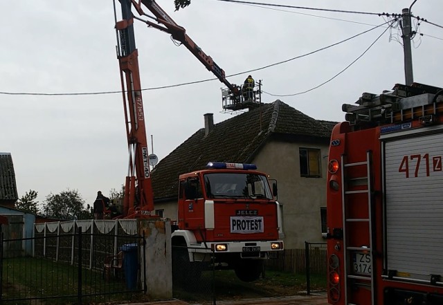 Akcja strażaków we Włościborzu w gminie Dygowo (powiat Kołobrzeg).