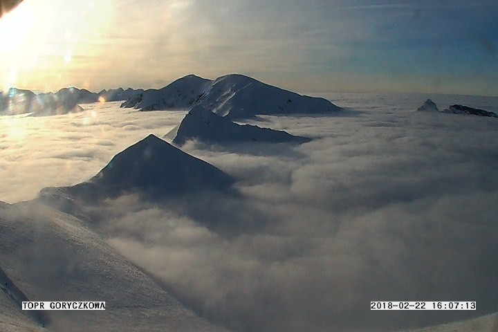Magiczny dzień w Tatrach. Szczyty wyrastają z morza chmur